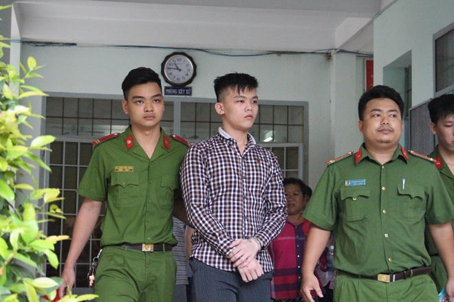 Vụ hai 'game thủ' cướp bánh mì vì đói: Tòa chưa thấu cái tình?