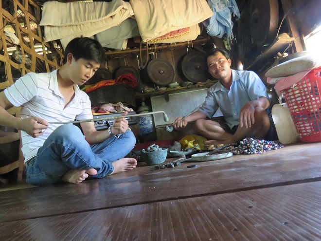 Choáng với kho cổ vật trị giá triệu đô của anh nông dân giữa đại ngàn