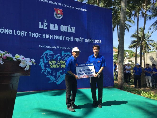 Ra quân “Ngày chủ nhật xanh” với các hoạt động làm sạch biển