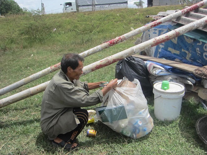 Cảm động chuyện tình ông bà cụ ve chai trong túp lều ven sông