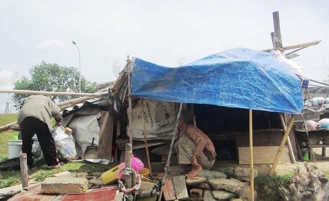 Cảm động chuyện tình ông bà cụ ve chai trong túp lều ven sông