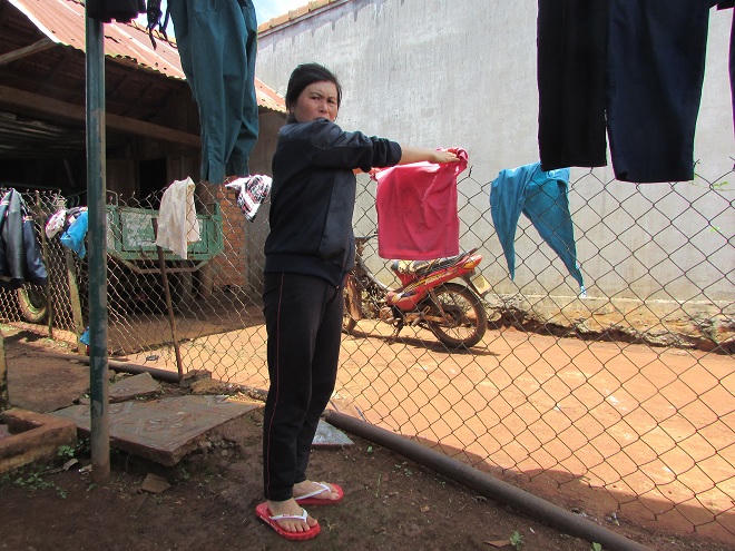 Đánh đập người mẹ, cắt gân chân con vì khoản nợ 25 triệu   