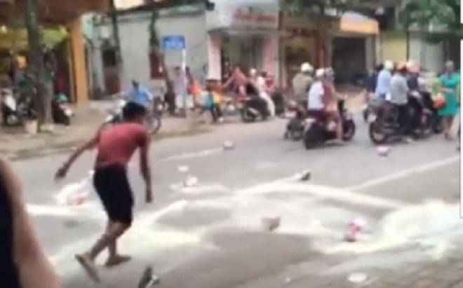 Xôn xao Nghệ An: Ông bố ném sữa trước cửa siêu thị bị bắt giam