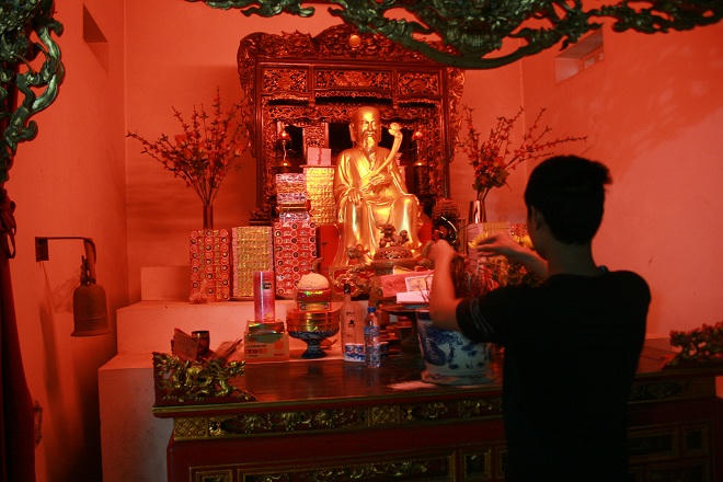 Lí giải tục thắp hương cầu cúng