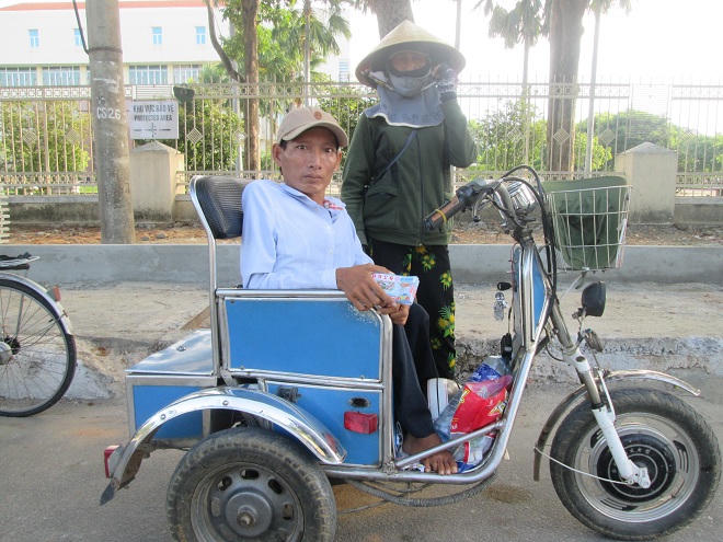 Kẻ táng tận lương tâm lừa đảo cả người khuyết tật bán vé số