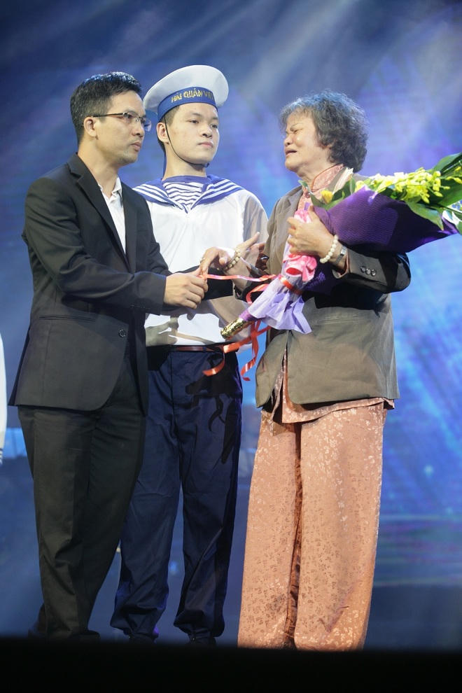Xúc động nghẹn ngào đêm nghệ thuật “Trong vòng tay Mẹ”