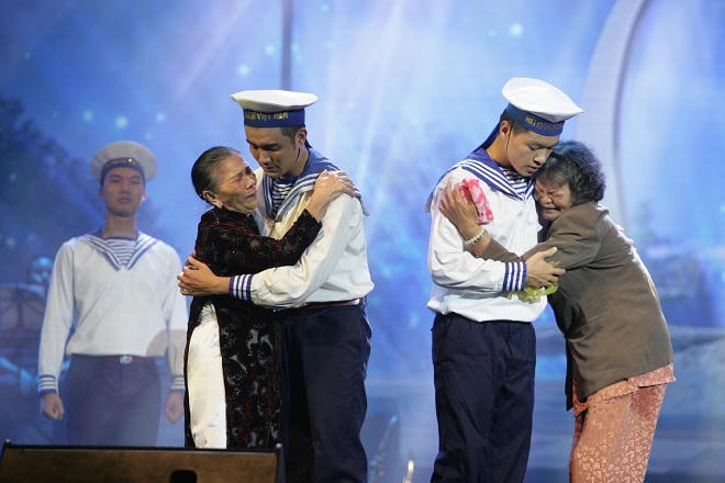 Xúc động nghẹn ngào đêm nghệ thuật “Trong vòng tay Mẹ”