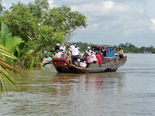 Nghị định xử phạt hành vi không mặc áo phao khi đi đường thủy:  Mong luật không bị “nước cuốn trôi”
