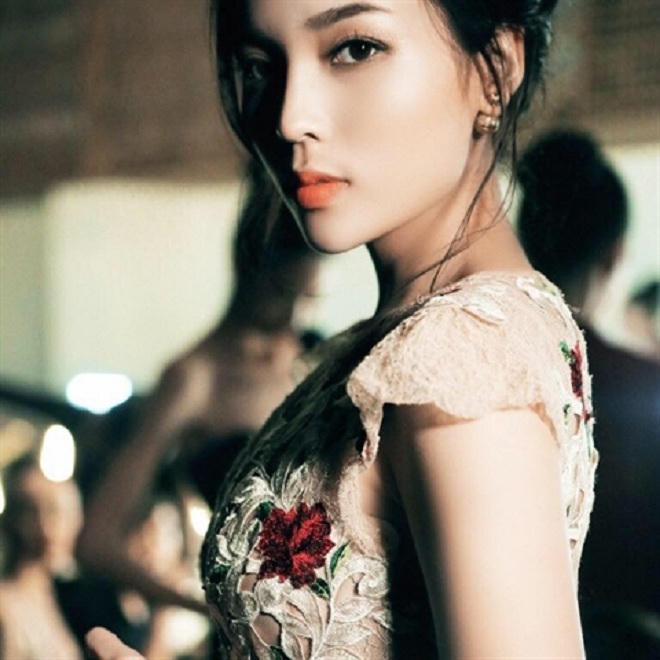 Hoa hậu là phải... kiễng chân
