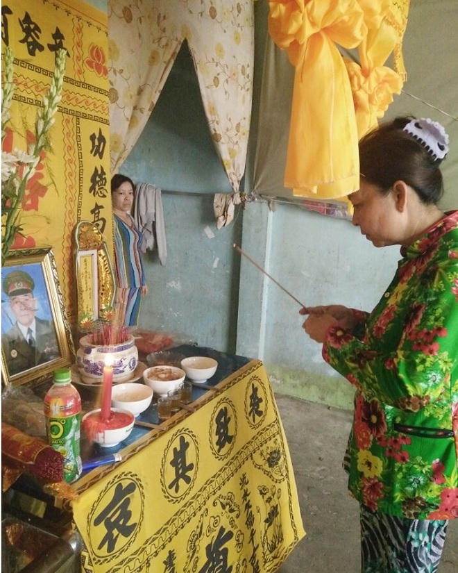 Khai hoang mấy chục năm vẫn không có đất chôn, con cháu mang quan tài cha lên trụ sở xã 'khiếu nại'