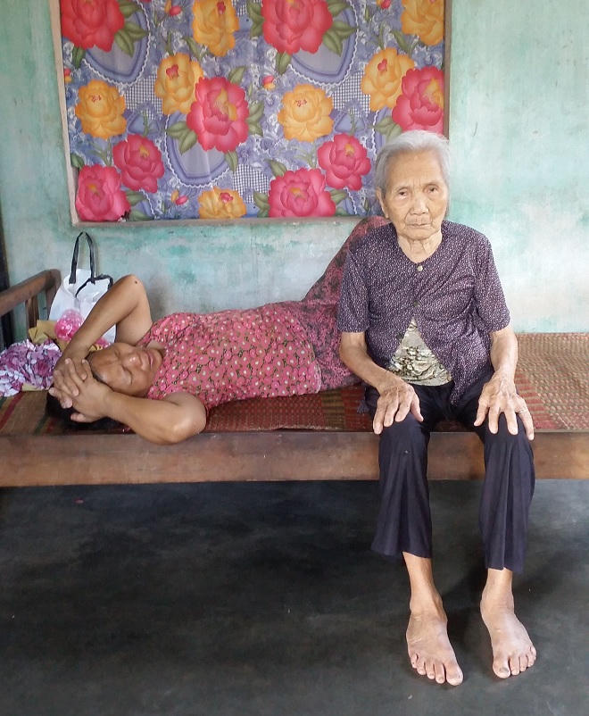 Xót xa phận người cuối đời vẫn “cơm bưng nước rót” cho con