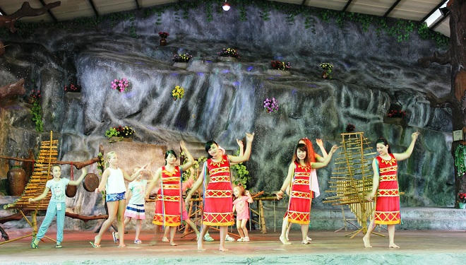 Cuốn hút, đắm say những điệu múa của người Rắc Lây