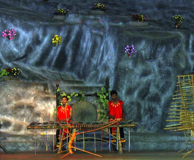 Cuốn hút, đắm say những điệu múa của người Rắc Lây