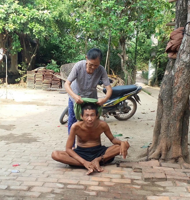 Xót xa phận người cuối đời vẫn “cơm bưng nước rót” cho con