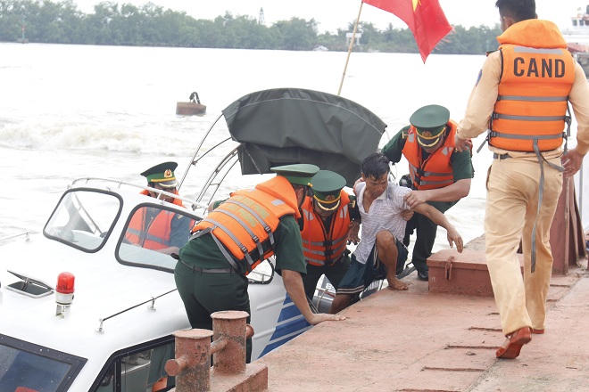 Cứu 20 người gặp nạn trên phà Máy Chai 