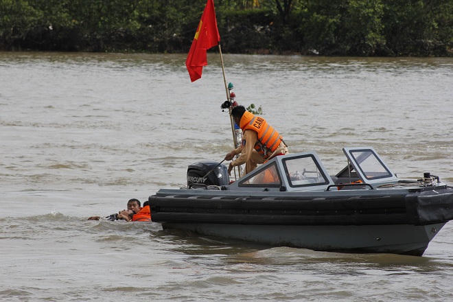 Cứu 20 người gặp nạn trên phà Máy Chai 