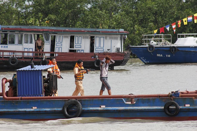 Cứu 20 người gặp nạn trên phà Máy Chai 