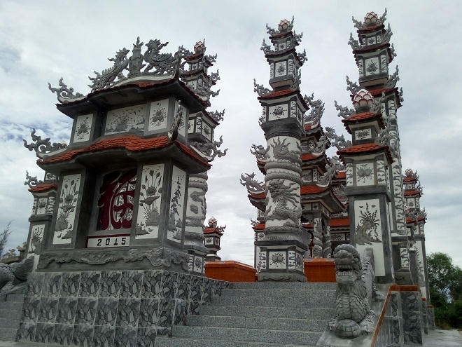 Ám ảnh ở 'thành phố ma' nơi người sống rót tiền tỷ nuôi người chết