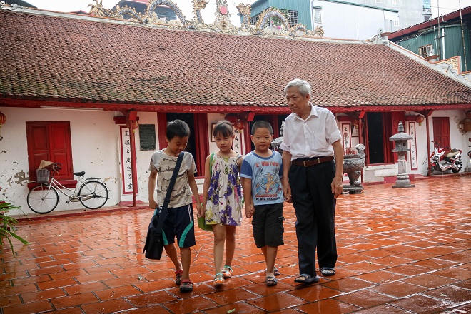 Ông giáo già lang thang tìm học trò nơi bãi rác