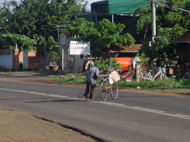 Đời nghẹn đắng của ông lão một chân nhặt ve chai nuôi vợ liệt giường