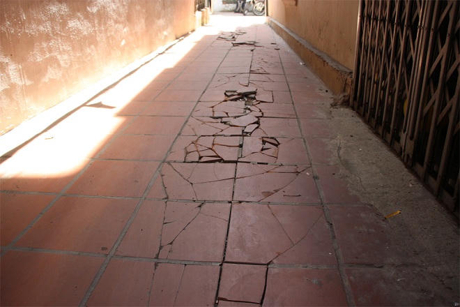 Nhà nghiêng gần 1m tại Hà Nội: 7 năm chưa xong thỏa thuận phá dỡ