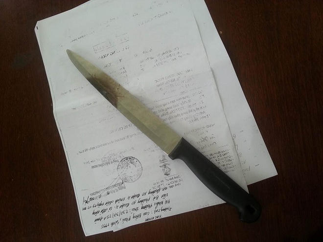 Kẻ giết người trốn nã đâm cảnh sát hòng thoát thân