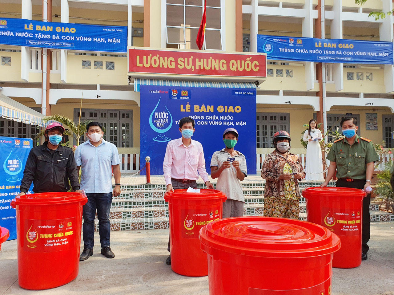 Tuổi trẻ Công an Đồng Nai  tuyên truyền phòng chống dịch bệnh Covid-19 và chia sẻ khó khăn với nhân dân tại các vùng xâm nhập mặn