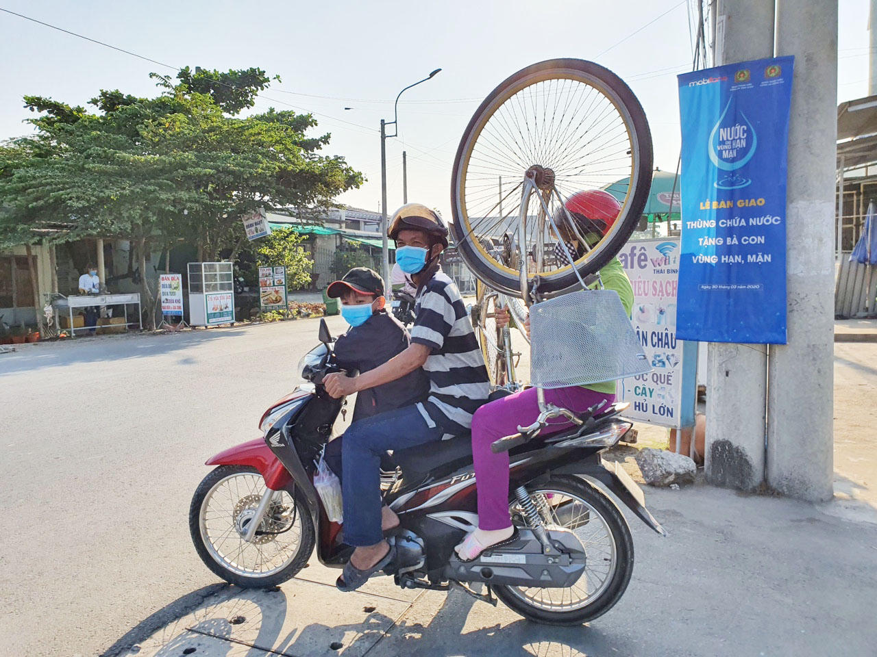 Tuổi trẻ Công an Đồng Nai  tuyên truyền phòng chống dịch bệnh Covid-19 và chia sẻ khó khăn với nhân dân tại các vùng xâm nhập mặn