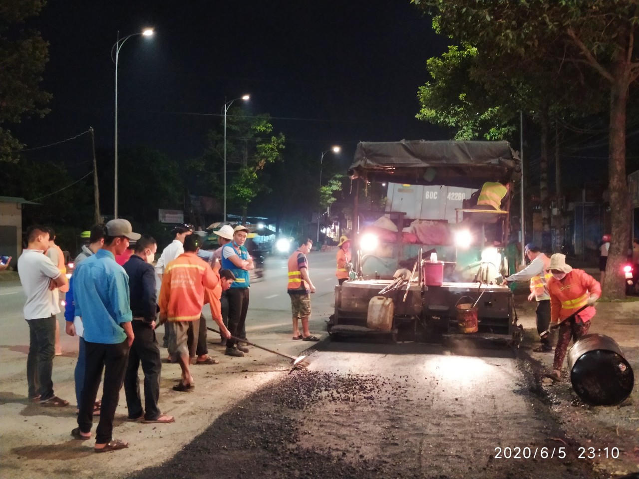 Nhà thầu cam kết thi công xuyên đêm để hoàn thành Dự án cải tạo vỉa hè "rùa bò" tại TP Biên Hòa