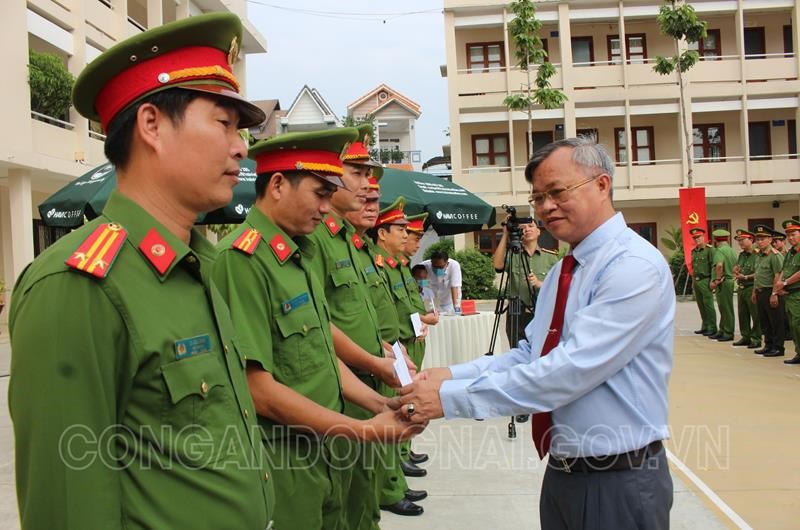 Lãnh đạo tỉnh Đồng Nai khen thưởng các thành tích xuất sắc của lực lượng công an tỉnh