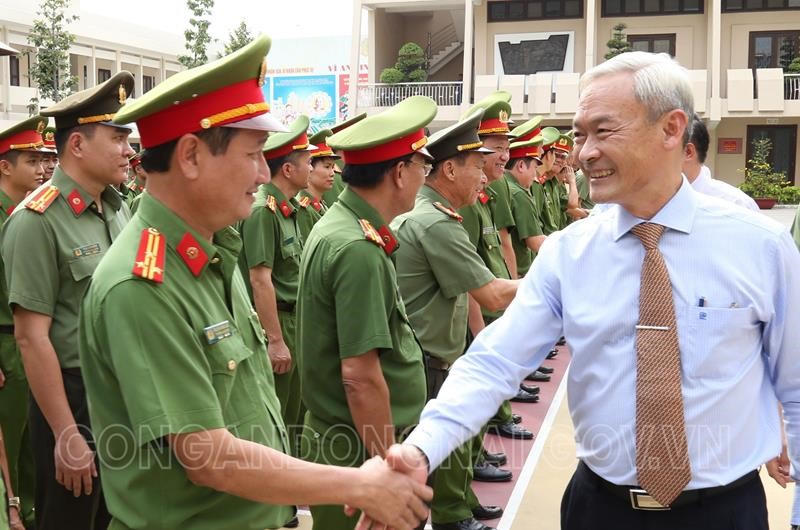 Lãnh đạo tỉnh Đồng Nai khen thưởng các thành tích xuất sắc của lực lượng công an tỉnh