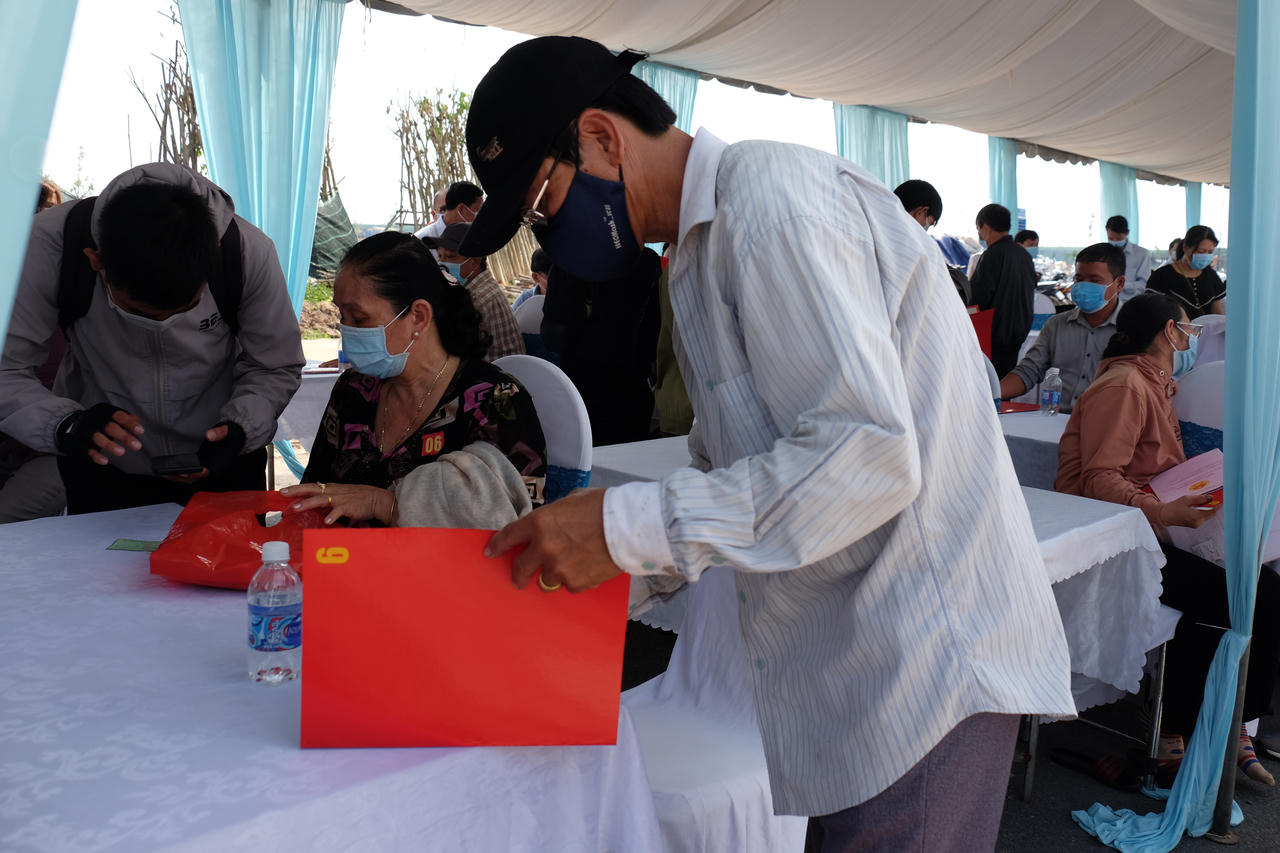 Trao giấy chứng nhận quyền sử dụng đất tại khu tái định cư sân bay Long Thành