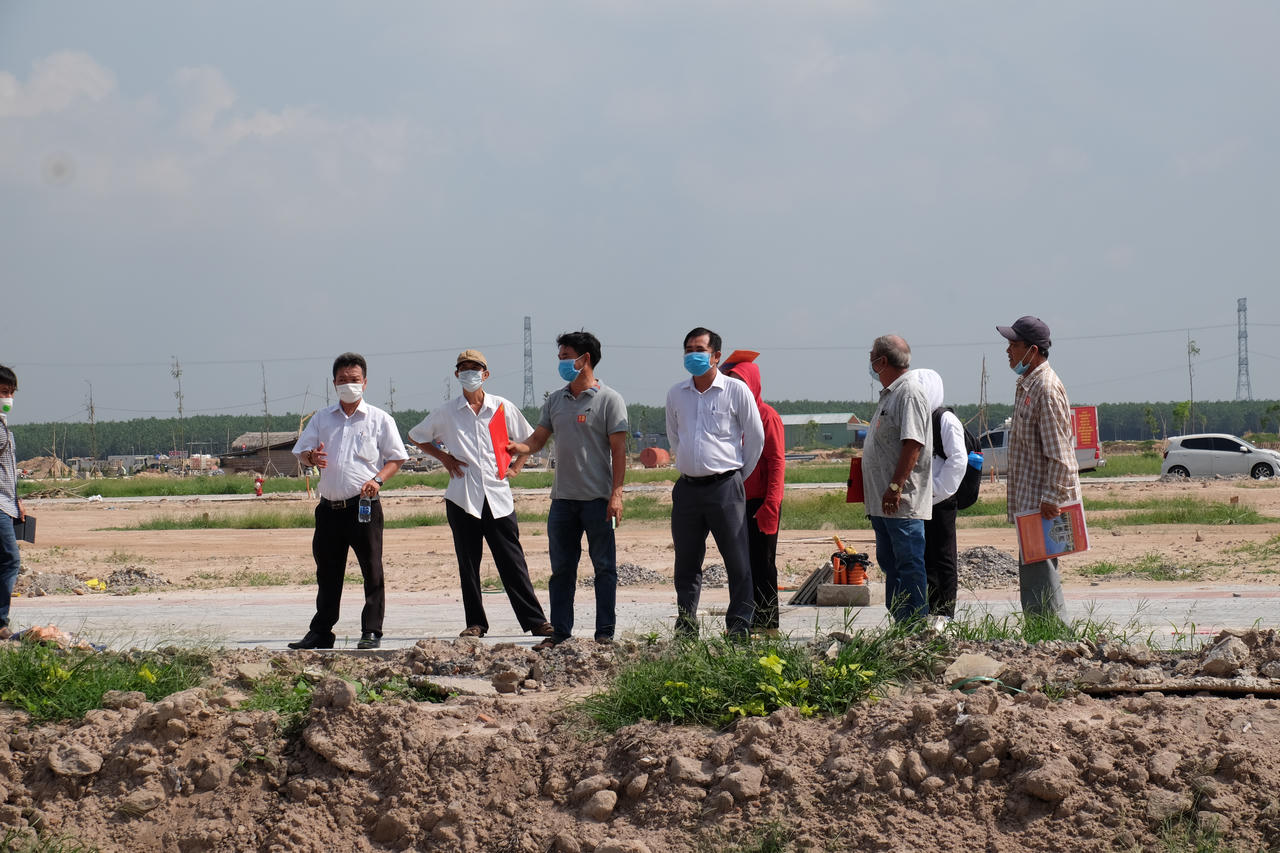 Trao giấy chứng nhận quyền sử dụng đất tại khu tái định cư sân bay Long Thành