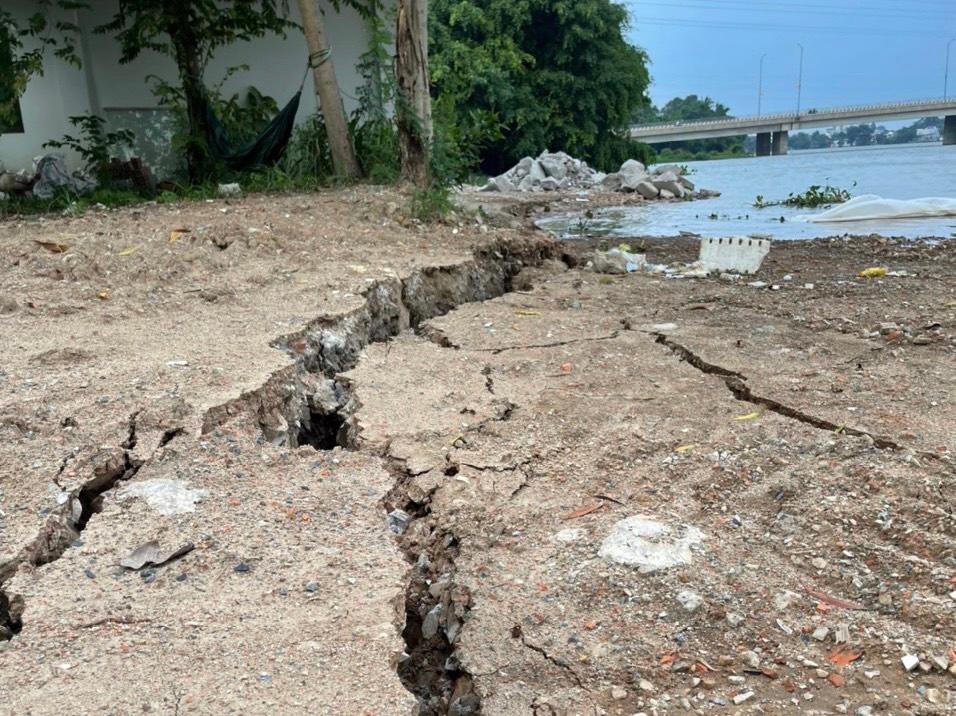 Sạt lở bờ sông Đồng Nai cuốn trôi nhiều hoa màu và tài sản của các hộ dân