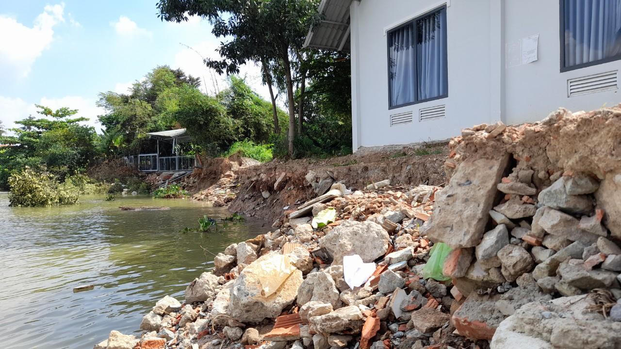 Sạt lở bờ sông Đồng Nai cuốn trôi nhiều hoa màu và tài sản của các hộ dân