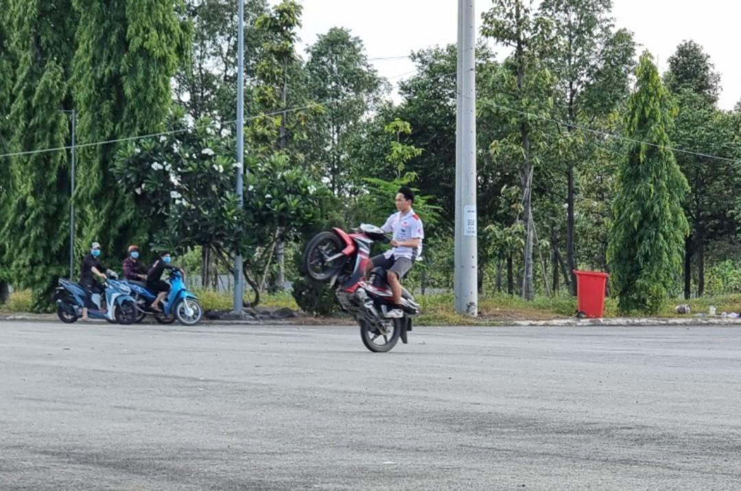 Hàng chục 'quái xế' tụ tập đua xe tại nghĩa trang liệt sĩ tỉnh Đồng Nai