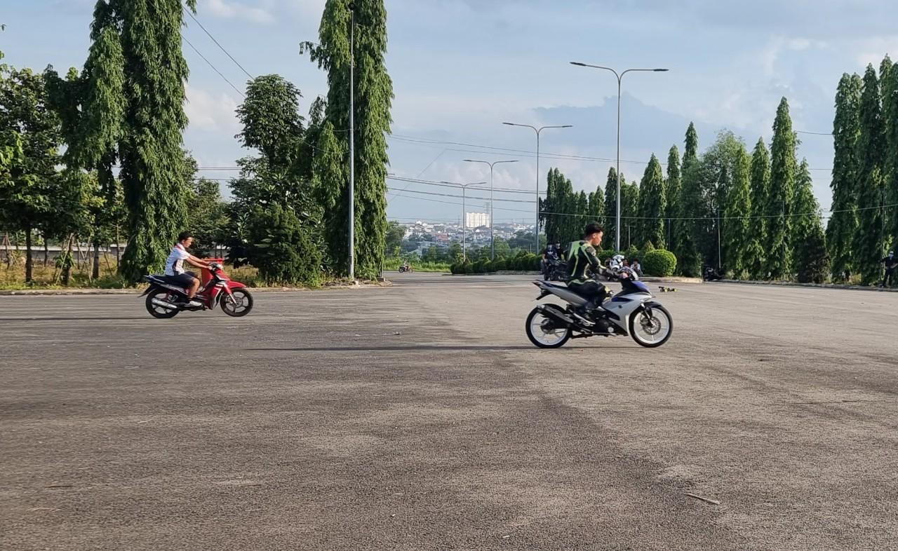 Hàng chục 'quái xế' tụ tập đua xe tại nghĩa trang liệt sĩ tỉnh Đồng Nai