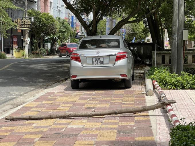 Người nhà cán bộ phường đỗ ô tô tuỳ tiện ở khu dân cư TP Biên Hòa