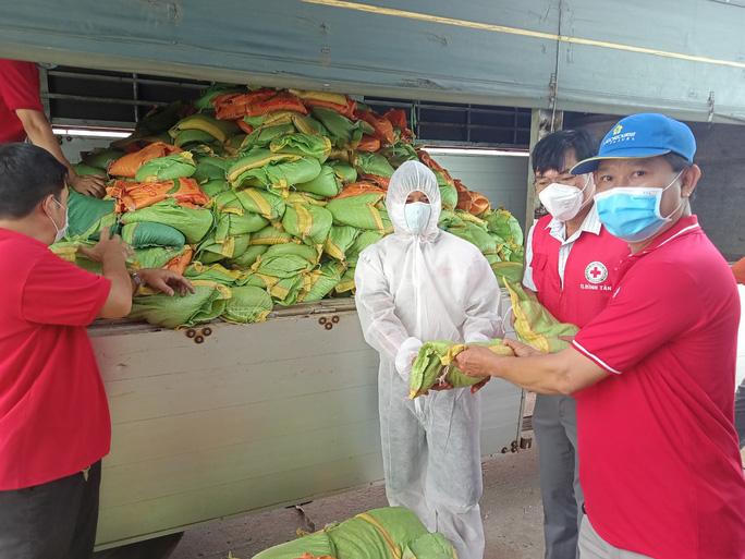 Chuyến xe nghĩa tình đến với người dân TP HCM