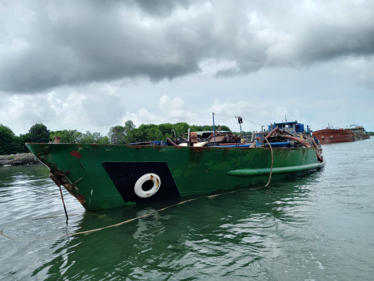 Nhiều phương tiện vận chuyển cát nhiễm mặn không rõ nguồn gốc trên sông Mỏ Nhát