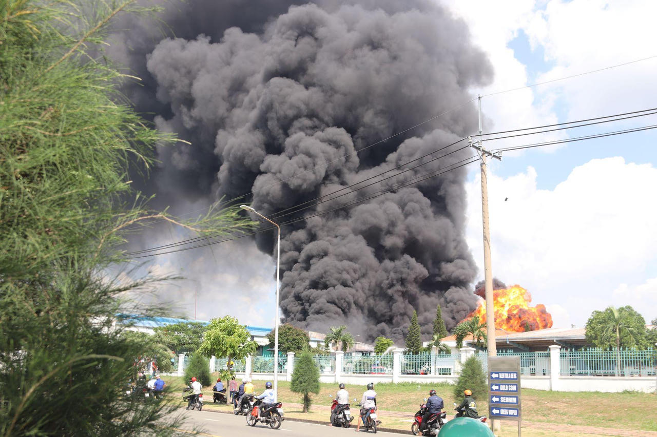 Hàng chục tiếng nổ lớn trong đám cháy tại khu công nghiệp ở TP Biên Hòa