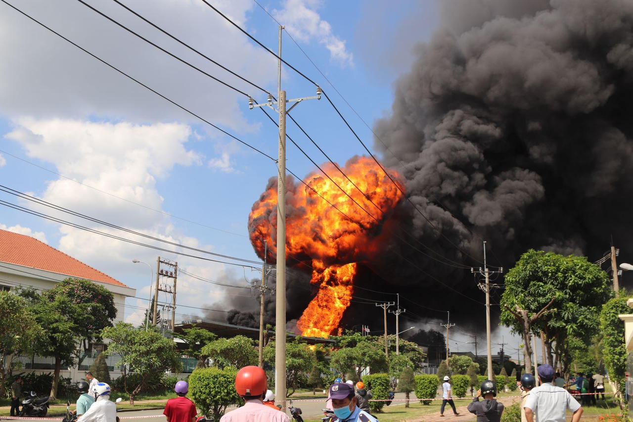 Hàng chục tiếng nổ lớn trong đám cháy tại khu công nghiệp ở TP Biên Hòa