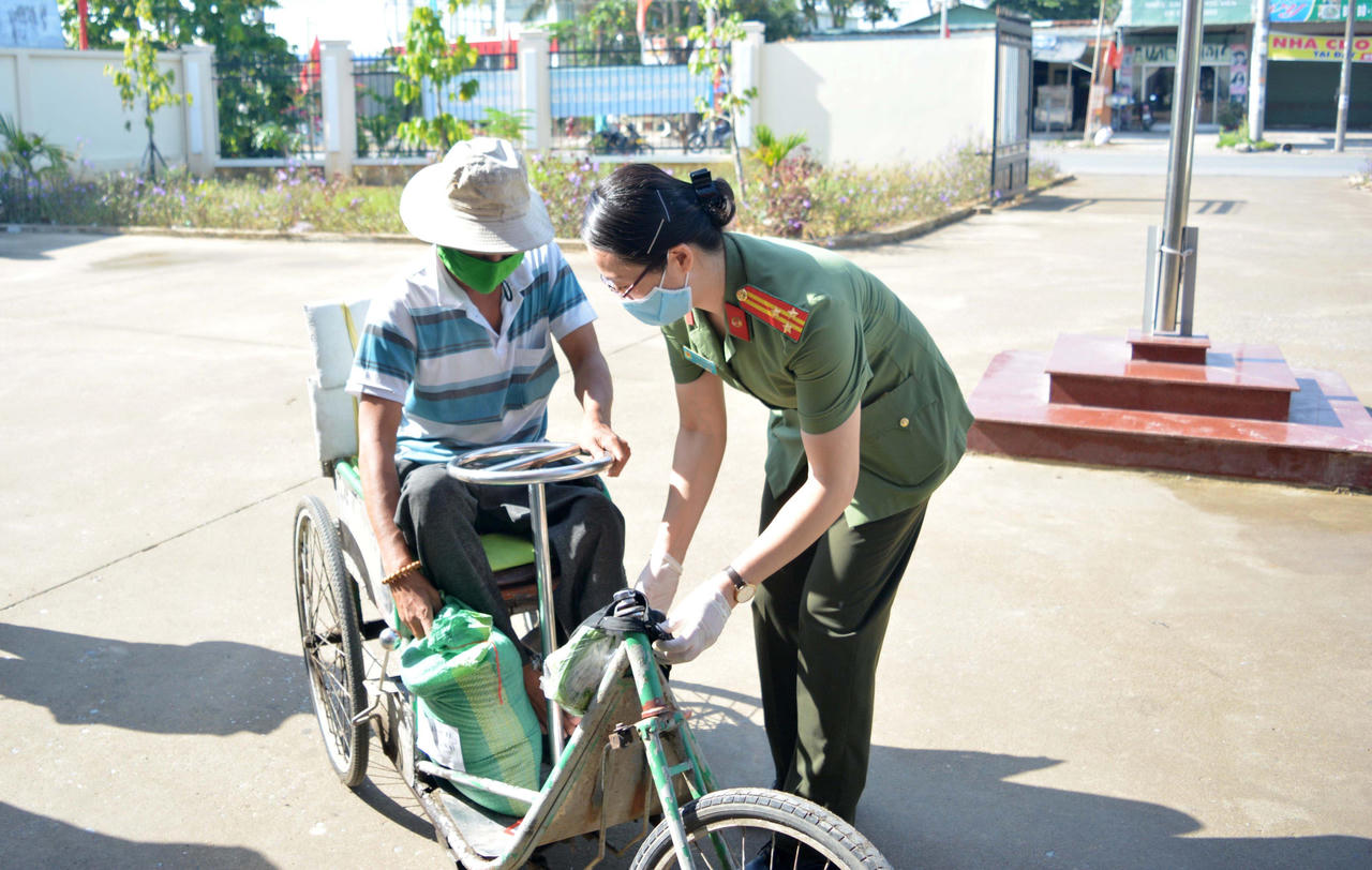 Tấm lòng Việt sáng ngời trong hoạn nạn
