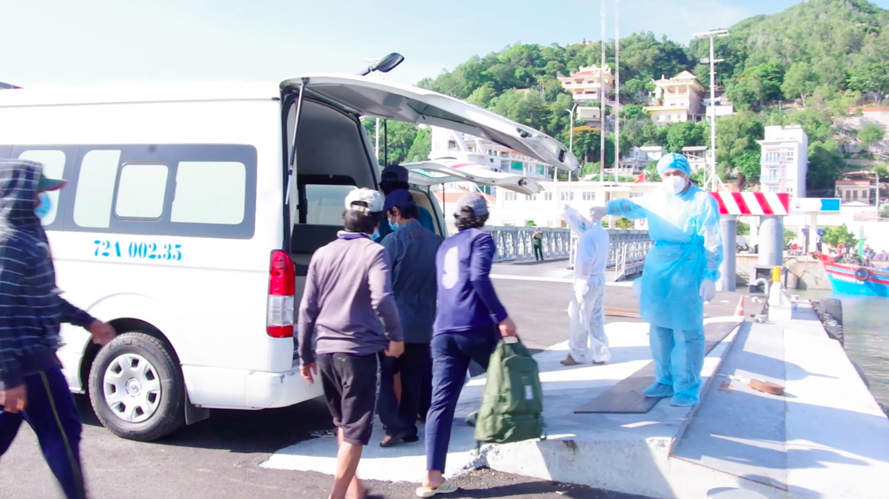 Tạm giữ phương tiện cùng 25 thuyền viên về Việt Nam bằng đường biển