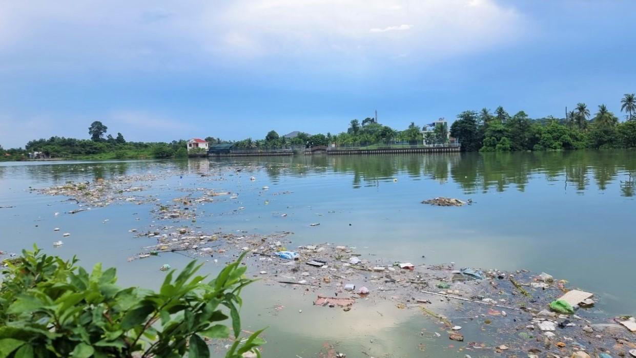 Rác nổi lềnh bềnh phủ kín mặt sông Đồng Nai 