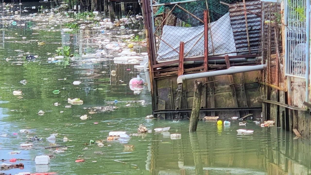 Rác nổi lềnh bềnh phủ kín mặt sông Đồng Nai 