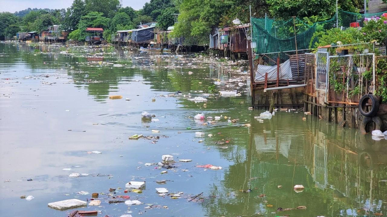 Rác nổi lềnh bềnh phủ kín mặt sông Đồng Nai 