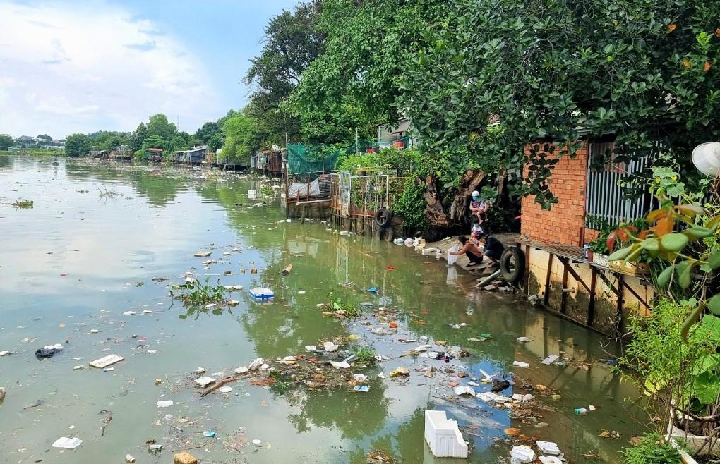 Rác nổi lềnh bềnh phủ kín mặt sông Đồng Nai 