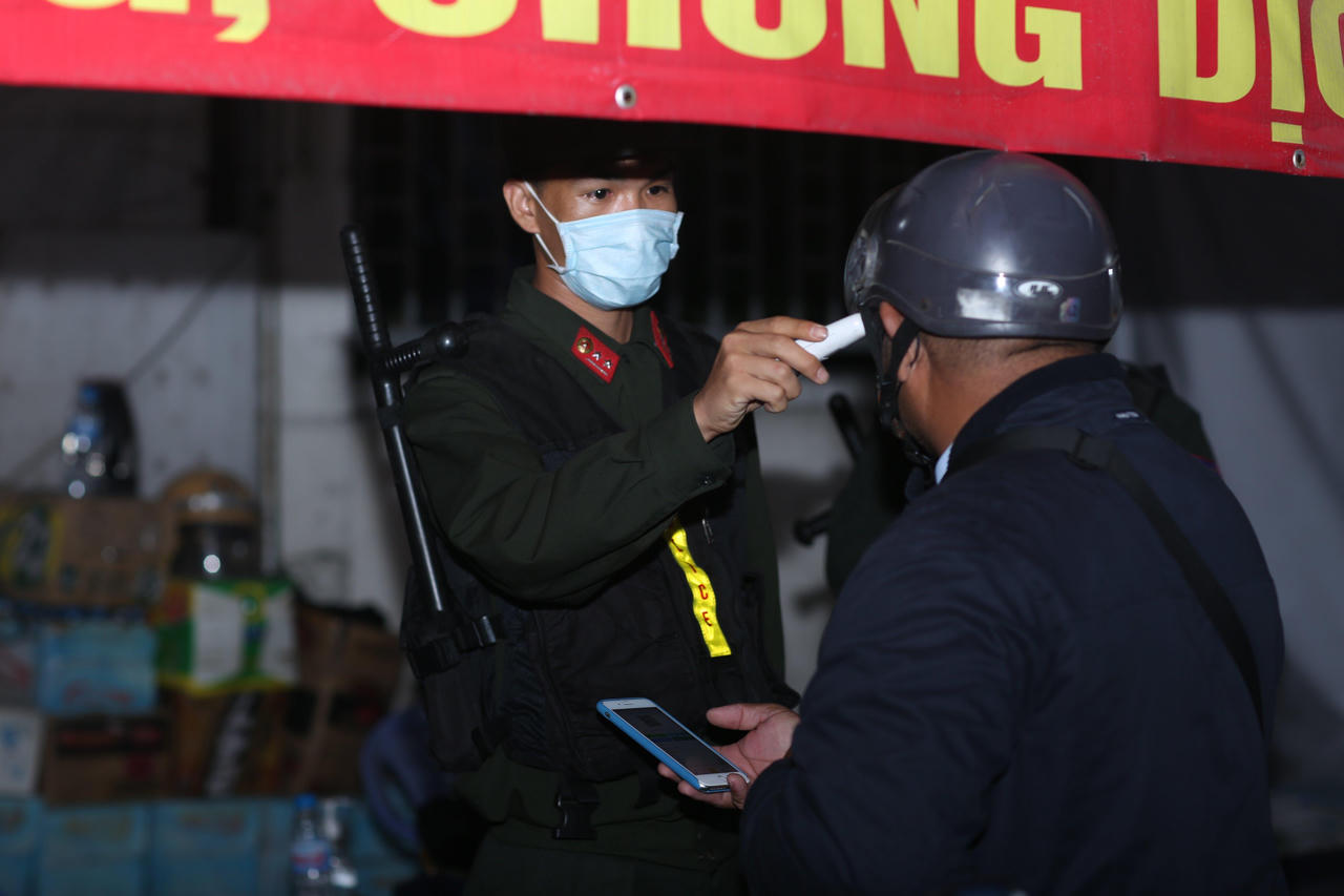 Đồng Nai ngày đầu kiểm tra giấy xét nghiệm âm tính SARS-CoV-2