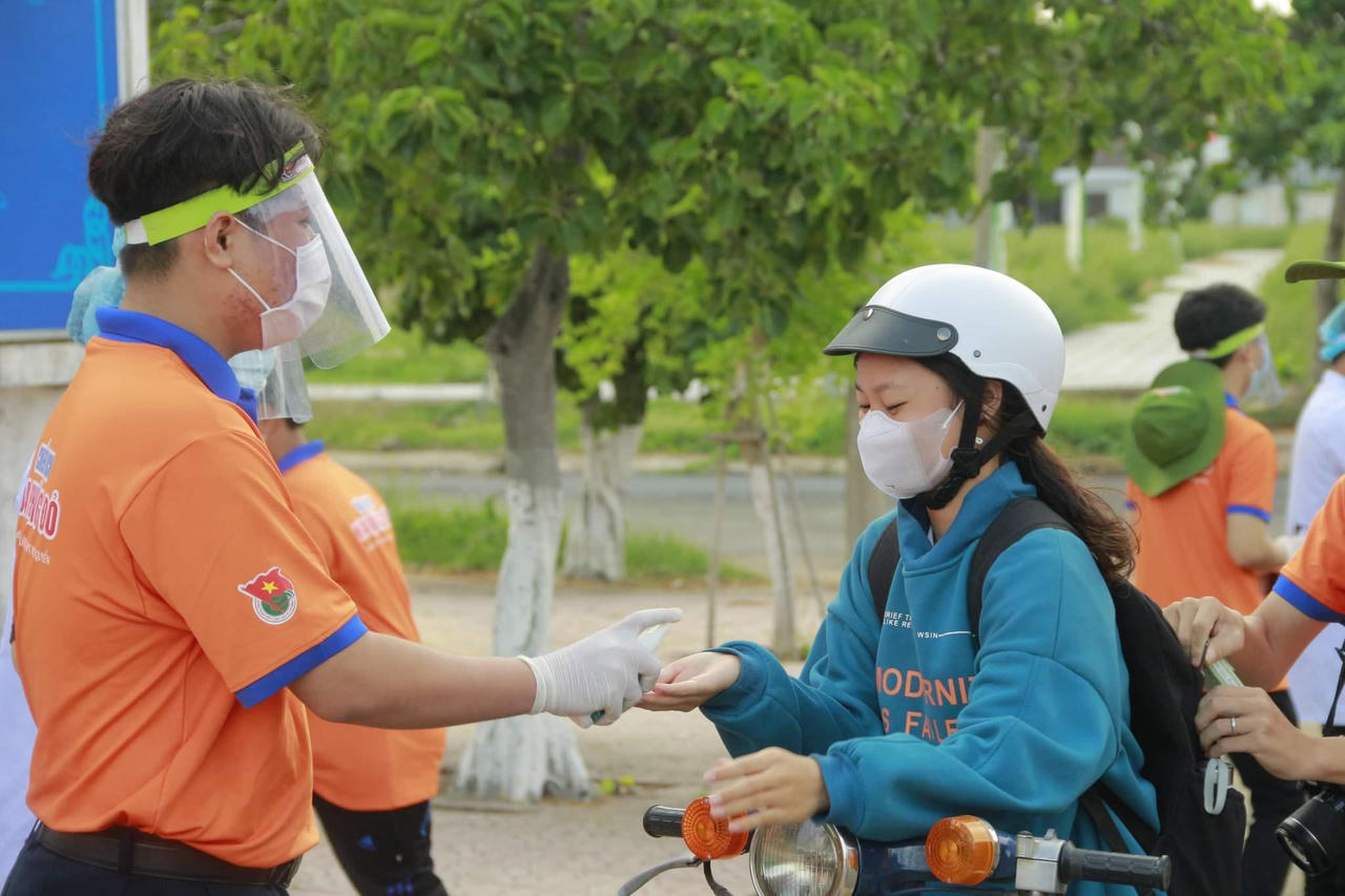 Sĩ tử trên đảo Phú Quý không còn vượt biển đi thi